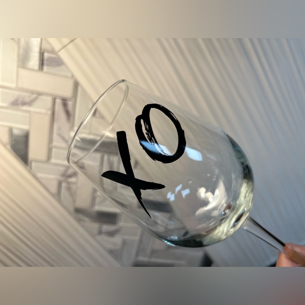 Hugs and Kisses XO Wine Glass